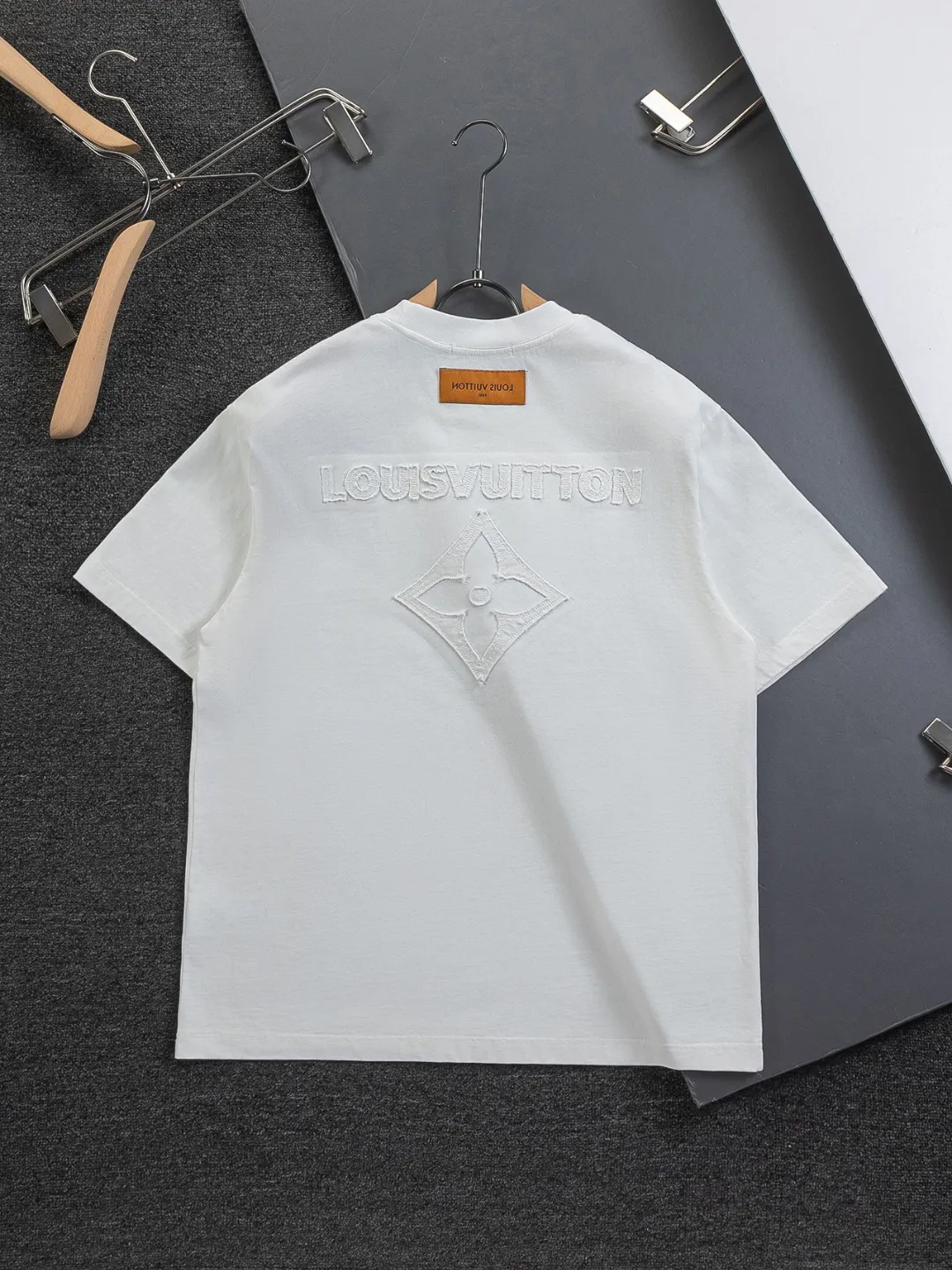 🅿️200 Louis Vuitton 1V LV lv slightly wide version S-XL LV 26ss new products are available at the counter simultaneously. Multiple craftsmanship. Chest patch letters 🪡 embroidery. Back patch letters four-leaf clover 🍀🪡 embroidery. Round neck short-sleeved T-shirt, same style for men and women! Consigned to one-to-one creation. Synchronized with the official website, pure cotton fabrics at the counter! It is close to the skin and comfortable, durable and easy to wear. It has a classic and simple logo design and meticulous original craftsmanship. Short-sleeves, a must-have item for men, do not appear to be the same for the general public, but must be unique and eye-catching. This LV short-sleeve is all about quality, comfort, the same shape and fashion as always, including fabrics and cutting techniques. All of them have been made with great effort! 320 grams of washed pure cotton fabric, pure cotton is breathable, very refreshing and comfortable for daily wear. The rib knitting on the neckline is smooth and tight, and the neckline will not be skewed if you toss it at will. The loose version, you will find that it looks really good on the upper body. The overall is minimalist and neat, super versatile for daily use! Pair it casually with a pair of pants for a youthful look. A T-shirt will make your outfit crazy. It is a fashionable item that can never go wrong! Color: Black White Size: S-XL Size chart: S: Shoulder width 50-Bust 56-Length 70 M: Shoulder width 52-Bust 57-Length 72 L: Shoulder width 54-Bust 59-Length 74 XL: Shoulder width 56-Bust 62-Length 76